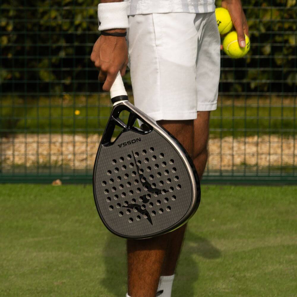 Jogador de Padel segurando nossa raquete de Padel Core