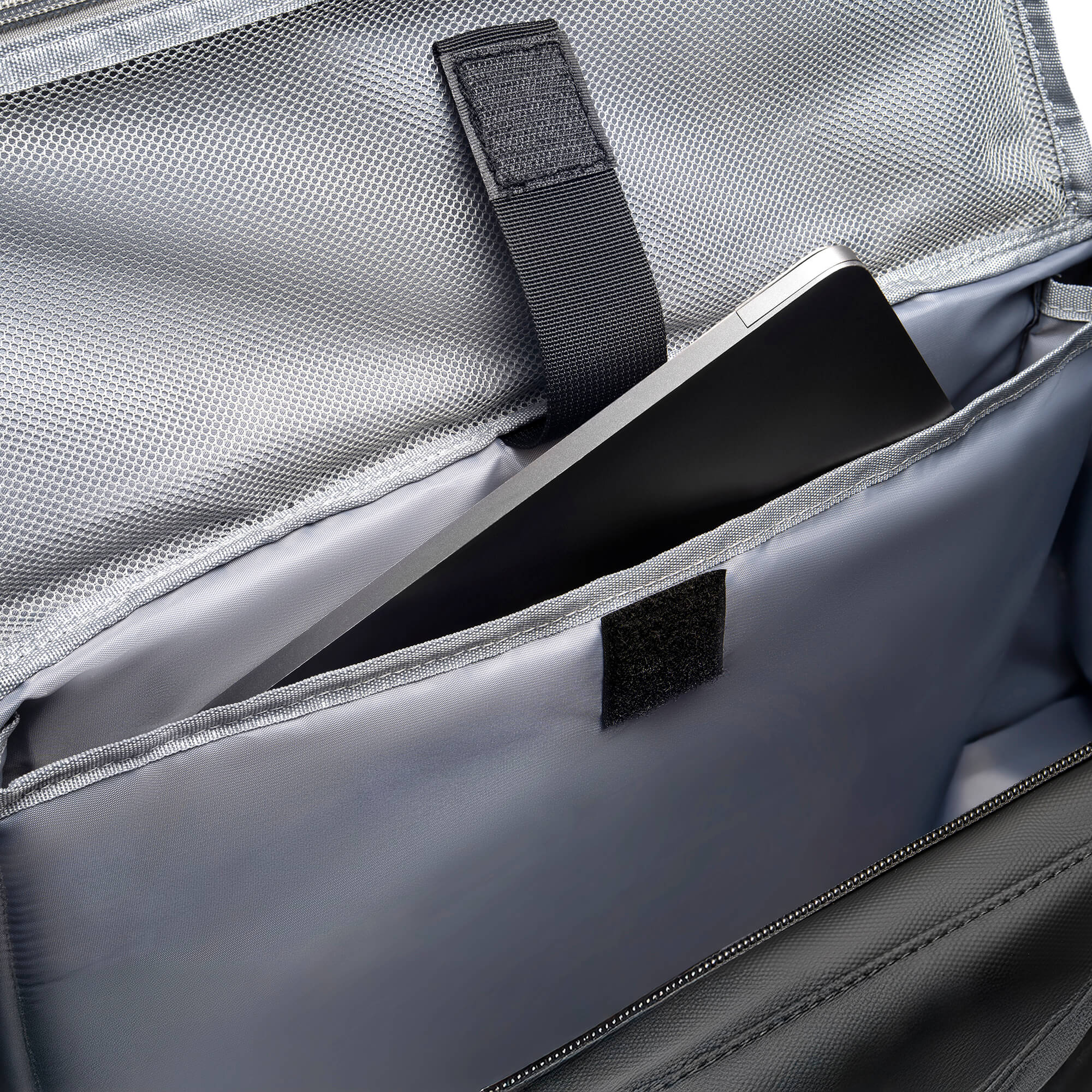 Laptop dentro da bolsa para raquete de padel NOSSA