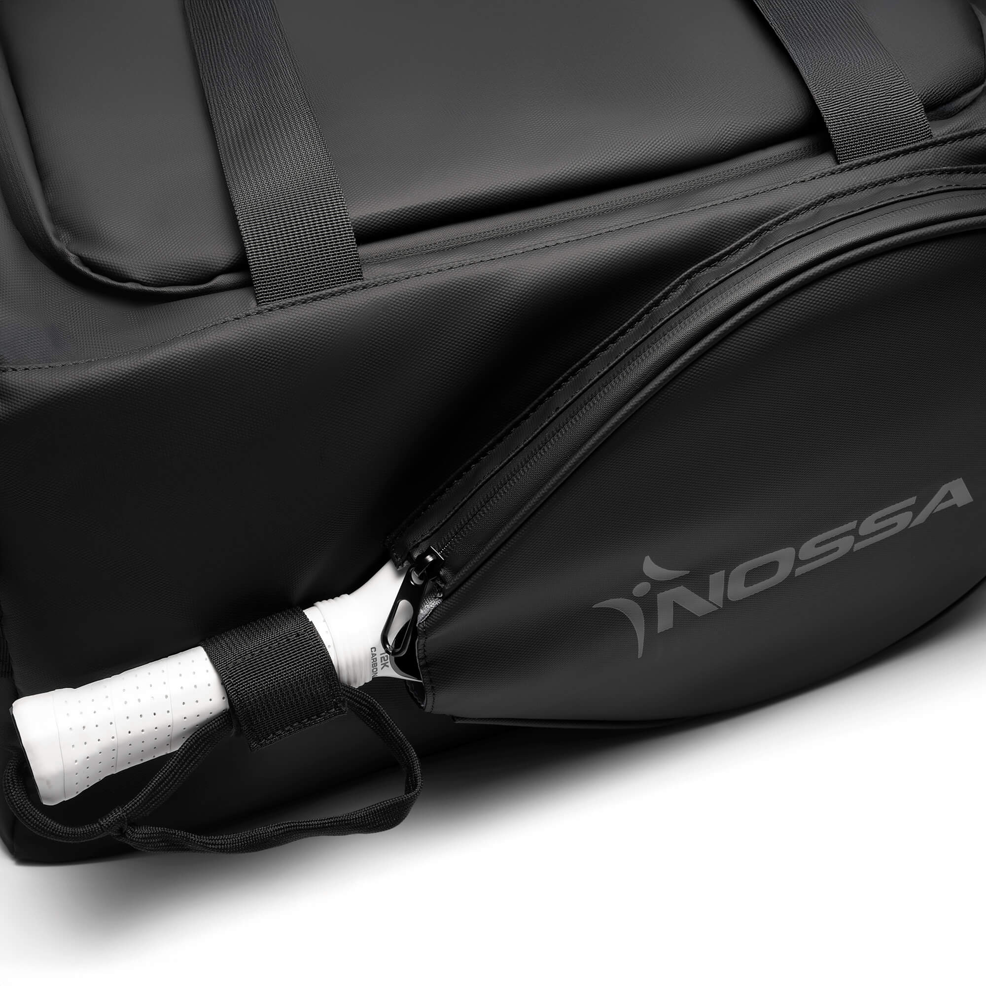 Close up da raquete de padel e da bolsa para raquete de padel NOSSA